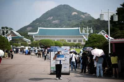 Image for Visitors rush to see South Korea's Blue House before presidential return