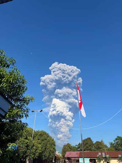 Image for Indonesian authorities search for 3 hikers missing after Mount Dukono eruption, 17 evacuated