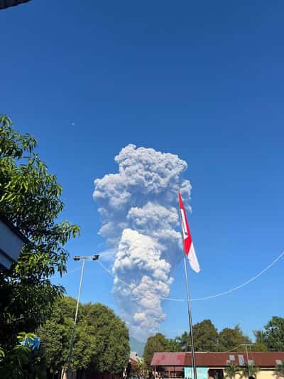 Image for Indonesian authorities search for 3 hikers missing after Mount Dukono eruption, 17 evacuated
