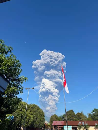 Image for Indonesian authorities search for 3 hikers missing after Mount Dukono eruption, 17 evacuated
