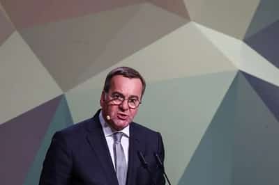 Image for German defence minister seeks 4.7 billion euro deal to buy four submarines, sources say
