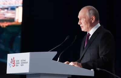 Image for Putin cites chance of peace deal, Zelenskiy says US negotiators to visit both countries