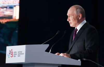 Image for Putin cites chance of peace deal but says Ukrainian aviation warning makes it harder