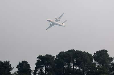 Image for France sends water bombers to tackle wildfire outside Paris