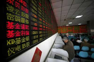 Image for Wall Street bounces, oil slides as markets mull murky economic picture