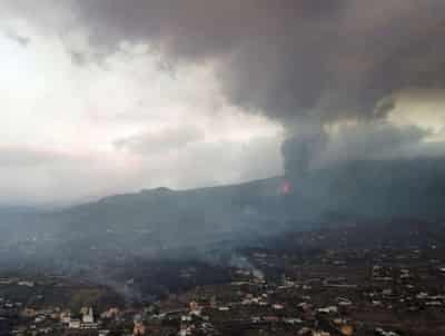 Image for Canaries volcano lava gushes towards sea, eruption goes on