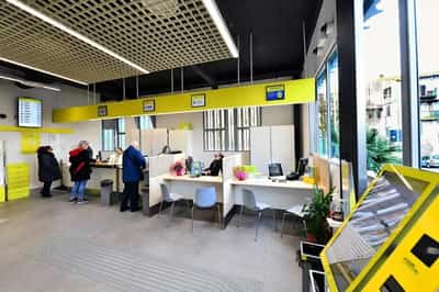 Image for Italy pushes back Poste stake sale to 2025, sources say
