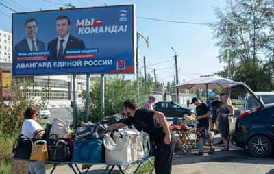Image for Russians make the best of a struggling economy before vote