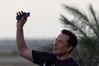 Image for How Musk's tactics left investors clamoring for SpaceX stock and ignoring risks
