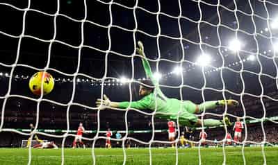 Image for Soccer-Arsenal suffer title jolt against inspired United, Villa close gap