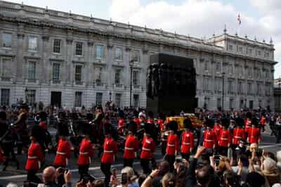 Image for ‘Loving a queue’: Thousands wait in line to pay respects to queen
