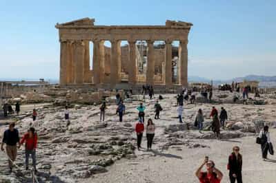 Image for Greece lifts COVID restrictions for summer tourism season