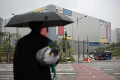 Image for Morning Bid: Samsung Electronics' wage drama not over yet