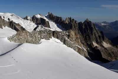 Image for Italian ski resort Courmayeur bans indoor sparklers after deadly Swiss fire