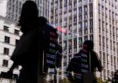 Image for Global investors pull back, cautious over tech valuations and US labour