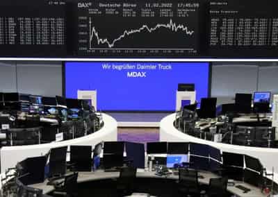 Image for Gold, oil rise on Ukraine stand-off as stocks slip