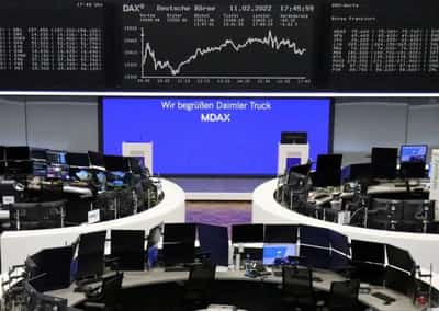 Image for Gold, oil rise on Ukraine stand-off as stocks slip