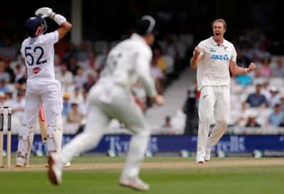 Image for Cricket-England lose early wickets after NZ set target of 463 in 2nd test