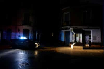 Image for Outage leaves Spaniards and Portuguese trapped, unable to pay and feeling powerless
