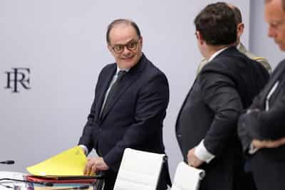 Image for Macron paves way for top official to lead French central bank