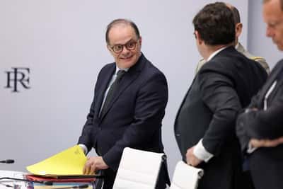 Image for Macron paves way for top official to lead French central bank