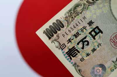 Image for Yen plumbs 6-yr low as BOJ moves against rising bond yields