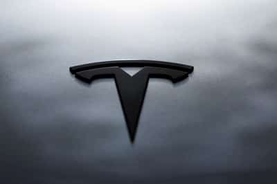 Image for France starts tests on Tesla's self-driving tech