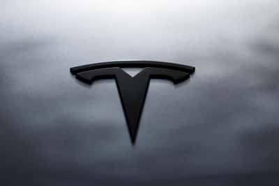 Image for France starts tests on Tesla's self-driving tech