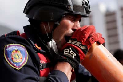 Image for Venezuela welcomes 1,600 foreign rescuers in urgent search for quake survivors