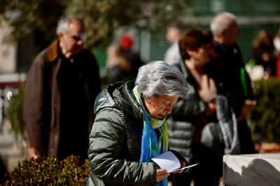 Image for Rome woman makes daily pilgrimage to Vatican, hospital to pray for Pope