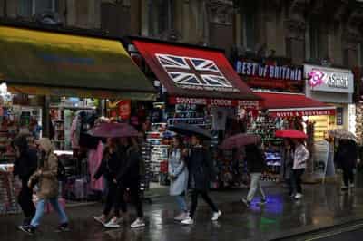 Image for Bank of England seeks to stem bond market turmoil after tax cut storm