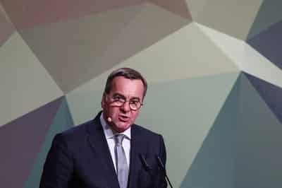Image for German defence minister seeks 4.7 billion euro deal to buy four submarines, sources say