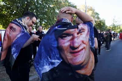 Image for Thousands gather in Belgrade for funeral of convicted war criminal Ratko Mladic