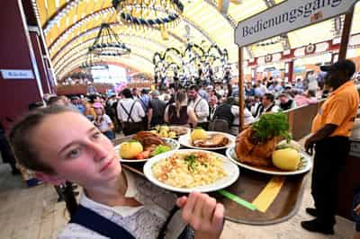 Image for German service sector growth slows in November, PMI shows