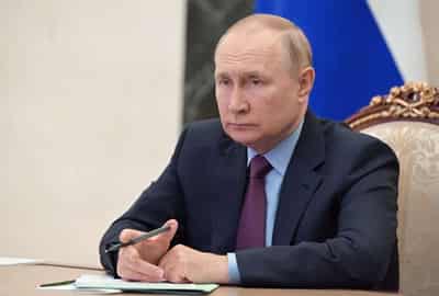 Image for Russia bans Western investors from selling banking, key energy stakes