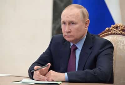 Image for Russia bans Western investors from selling banking, key energy stakes