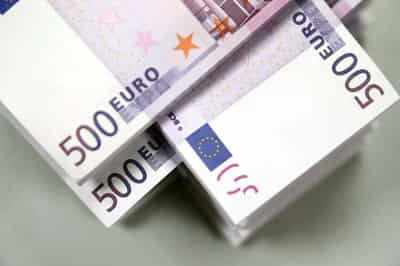 Image for Analysis-Euro peers over the cliff at dollar parity as recession looms