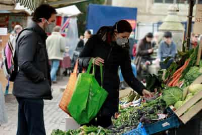 Image for Warm weather boosts Britain&#8217;s shopper numbers