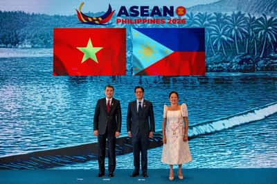 Image for Philippines, Vietnam upgrade ties, say South China Sea peace 'non-negotiable'