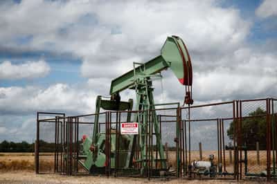 Image for Oil settles down 1.5% as tariffs prompt fears of slow demand