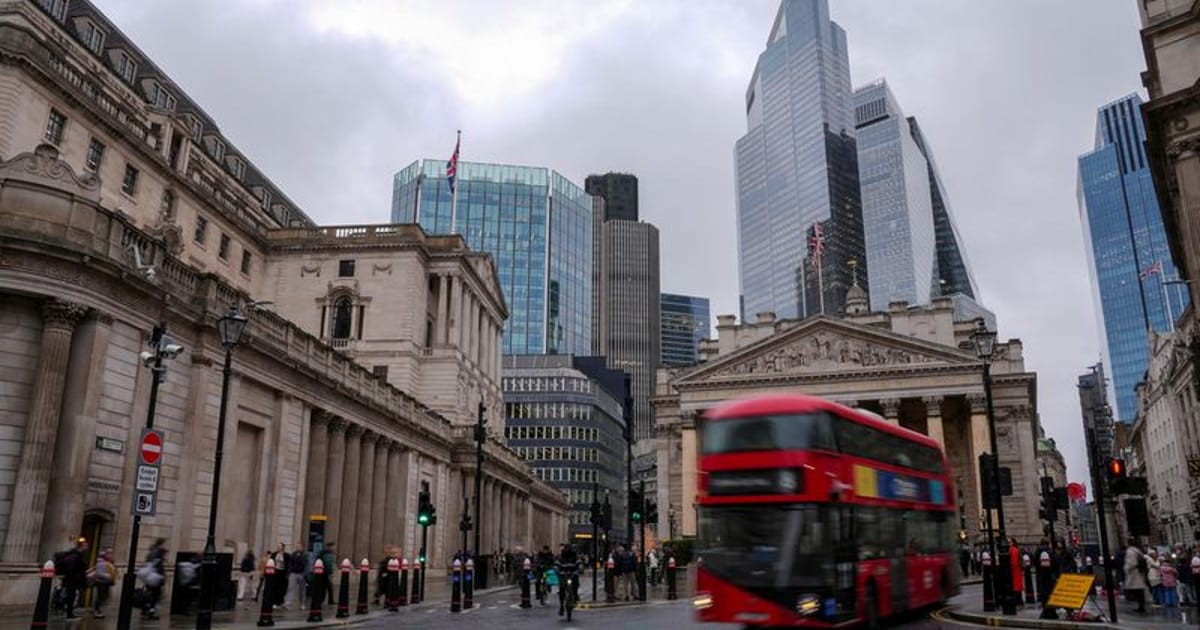 UK Interest Rates Set to Decline to 3.0% by 2027, Survey Finds