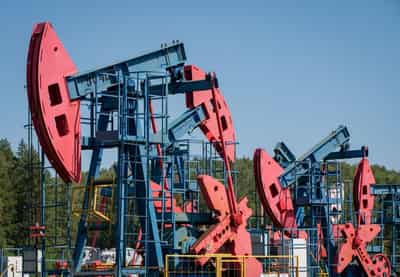 Image for Oil steadies as mixed US economic and tariff news offset new Russia sanctions