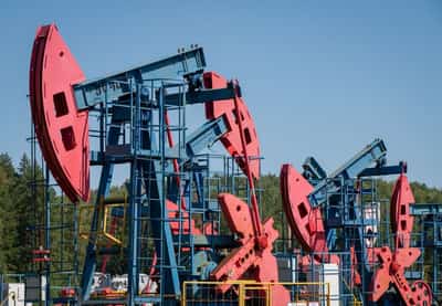 Image for Oil steadies as mixed US economic and tariff news offset new Russia sanctions
