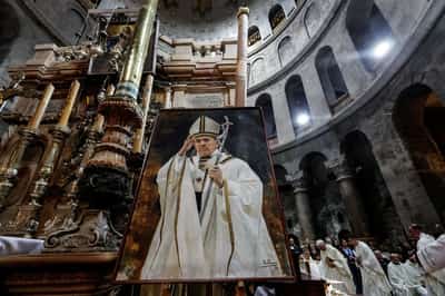 Image for Christians gather at Jerusalem's Holy Sepulchre to mourn Pope Francis