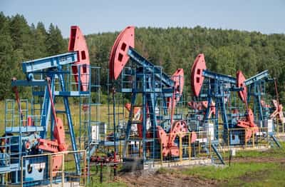 Image for Oil ends slightly up, trade choppy on report, denial of US attack plan on Venezuela