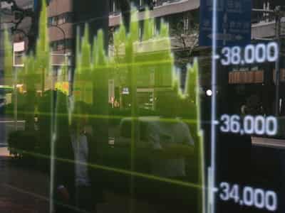 Image for Wall Street closes with modest gains, dollar weakens as trade tensions flare