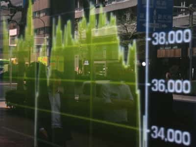 Image for Wall Street closes with modest gains, dollar weakens as trade tensions flare