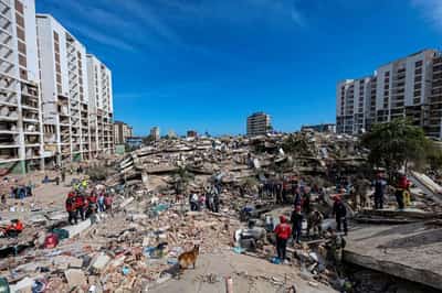 Image for Father and son rescued after four days buried under rubble of Venezuela's earthquakes