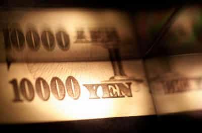 Image for Yen tumbles against euro as central bank policy diverges