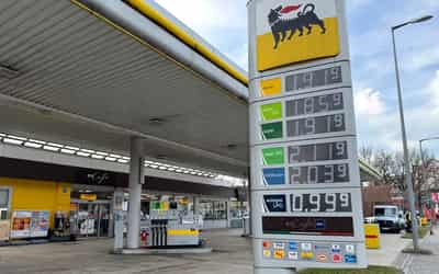 Image for Euro zone inflation jumps before likely oil price hit